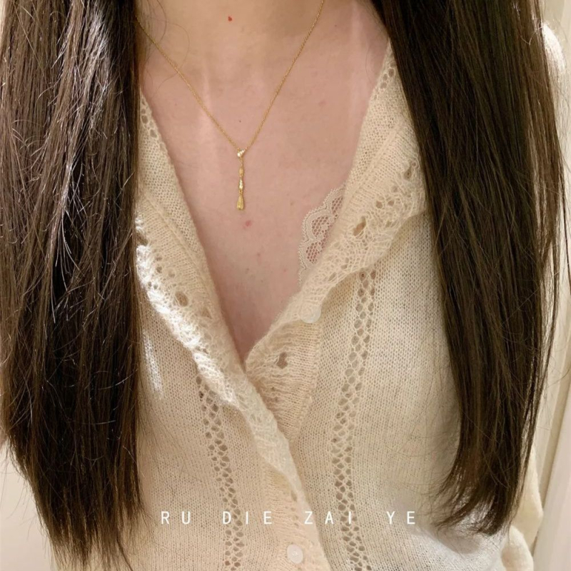 Colier cu zircon picătură, finisaj periat, minimalist, lux discret (Material: Cupru • Stil: Japonez-coreean • An lansare/Sezon: vara 2025)