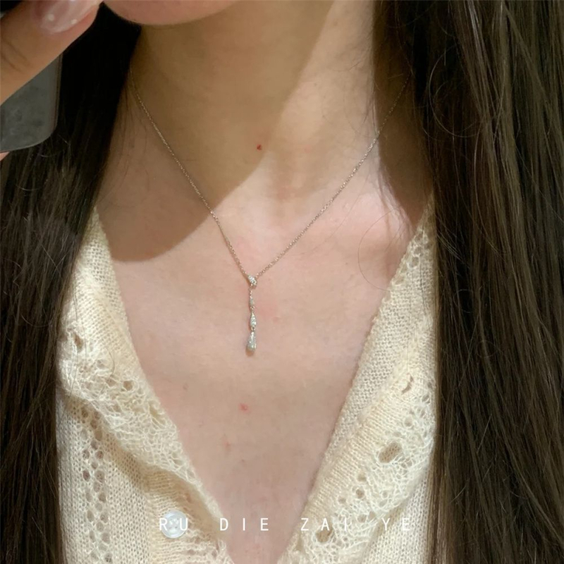 Colier cu zircon picătură, finisaj periat, minimalist, lux discret (Material: Cupru • Stil: Japonez-coreean • An lansare/Sezon: vara 2025)