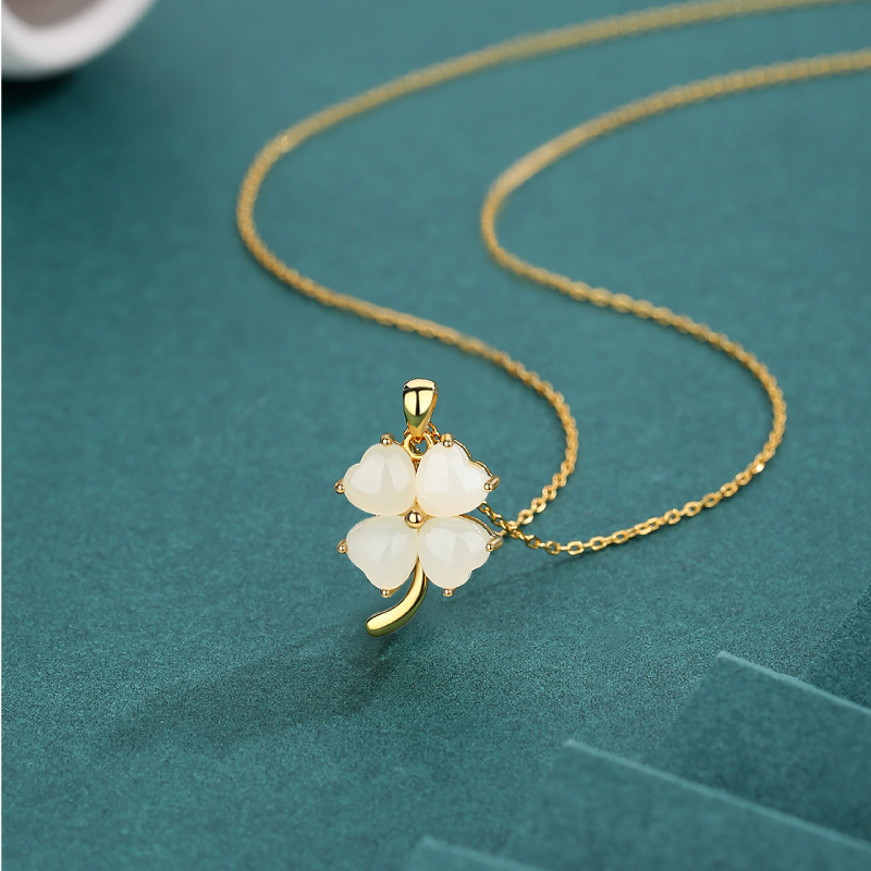 Ogrlica s motivom četverolistnog lista i privjeskom od Hetian jade, 925 srebro, težina 3,53 g, dizajn lišća