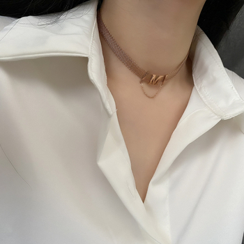 Colier cu pandantiv în formă de M din oțel titan, design geometric, stil Light Luxury, lanț regulat, strat unic