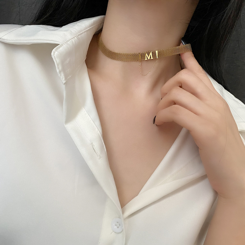 Colier cu pandantiv în formă de M din oțel titan, design geometric, stil Light Luxury, lanț regulat, strat unic