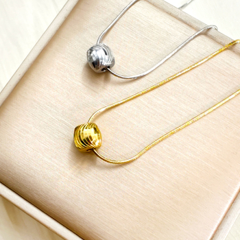 Colier – oțel titan, placare PVD auriu, lanț rotund de tip șarpe, pandant din oțel inoxidabil 316L, design multistrat în formă de val