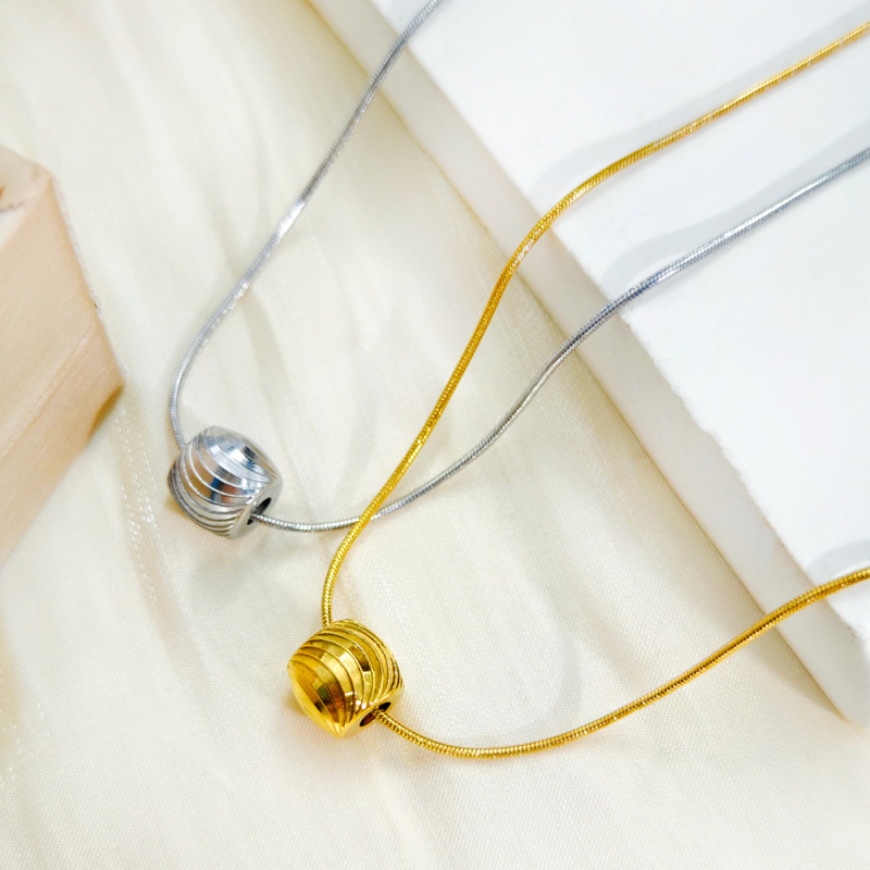 Colier – oțel titan, placare PVD auriu, lanț rotund de tip șarpe, pandant din oțel inoxidabil 316L, design multistrat în formă de val