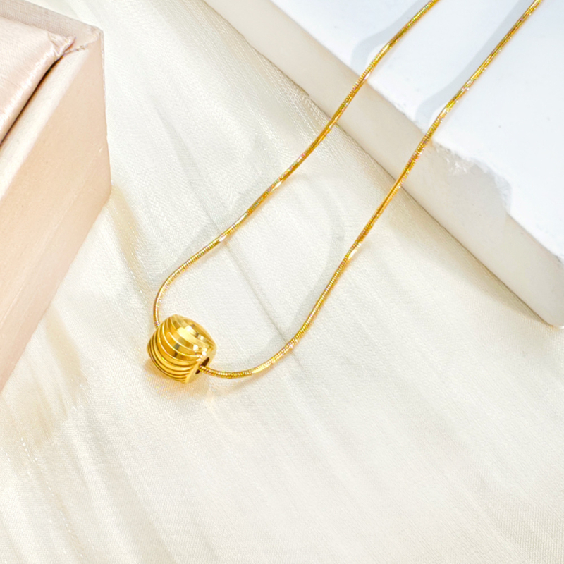 Colier – oțel titan, placare PVD auriu, lanț rotund de tip șarpe, pandant din oțel inoxidabil 316L, design multistrat în formă de val