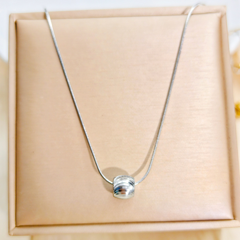 Colier – oțel titan, placare PVD auriu, lanț rotund de tip șarpe, pandant din oțel inoxidabil 316L, design multistrat în formă de val