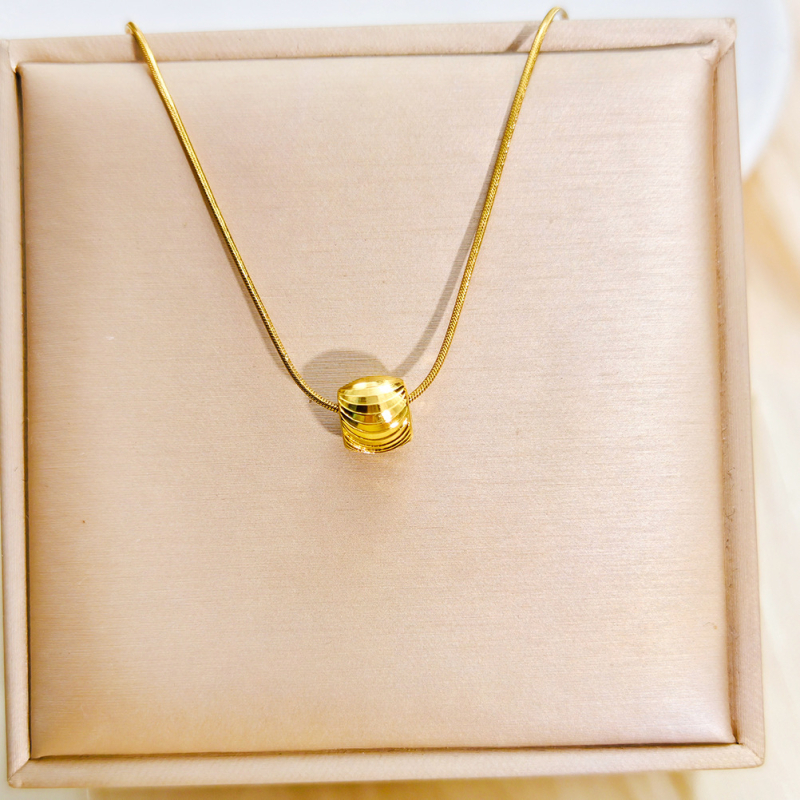 Colier – oțel titan, placare PVD auriu, lanț rotund de tip șarpe, pandant din oțel inoxidabil 316L, design multistrat în formă de val