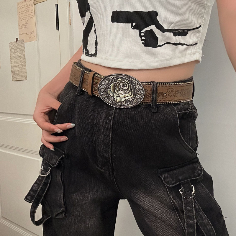 Zuoyang Jewelry Curea pentru femei din piele artificială, cataramă din aliaj, închidere cu pin, motiv floare metalică, lățime 2–4 cm