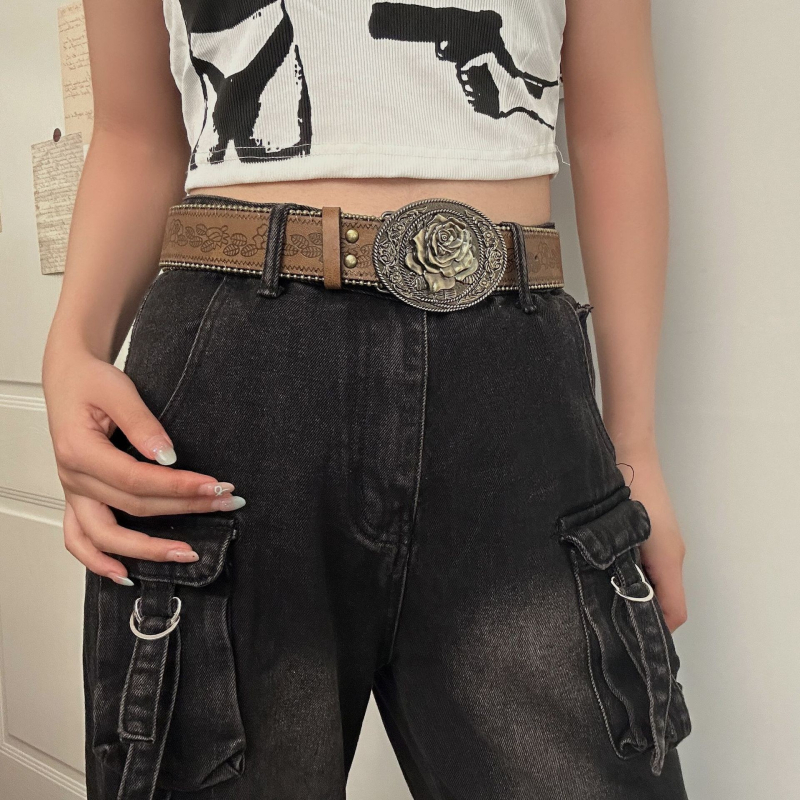 Zuoyang Jewelry Curea pentru femei din piele artificială, cataramă din aliaj, închidere cu pin, motiv floare metalică, lățime 2–4 cm