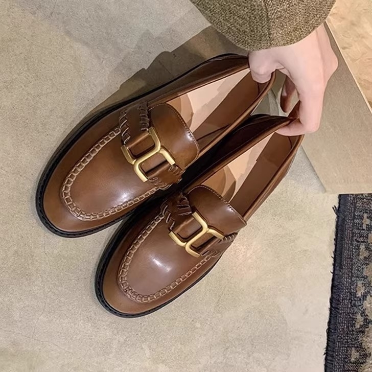 Női mokaszín mikroszálas felsőrésszel, retro stílus, kerek orr, középmagas sarok 3-5 cm, gumitalp