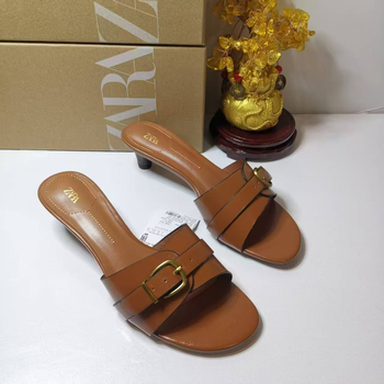 Za Női szandál egysoros pánttal és csattal, nyitott lábujj, magas sarkú, első réteg marhabőrből, belső szövet, gumi talp, nyár 2025