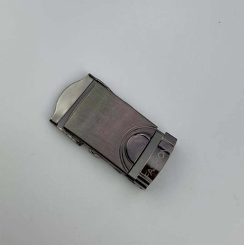 Мъжка метална закопчалка за колан с правоъгълна форма, гладък дизайн, лазерно гравирана и персонализируемо лого.