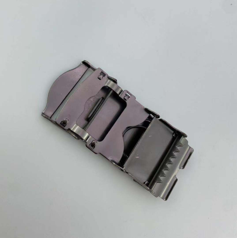 Мъжка метална закопчалка за колан с правоъгълна форма, гладък дизайн, лазерно гравирана и персонализируемо лого.