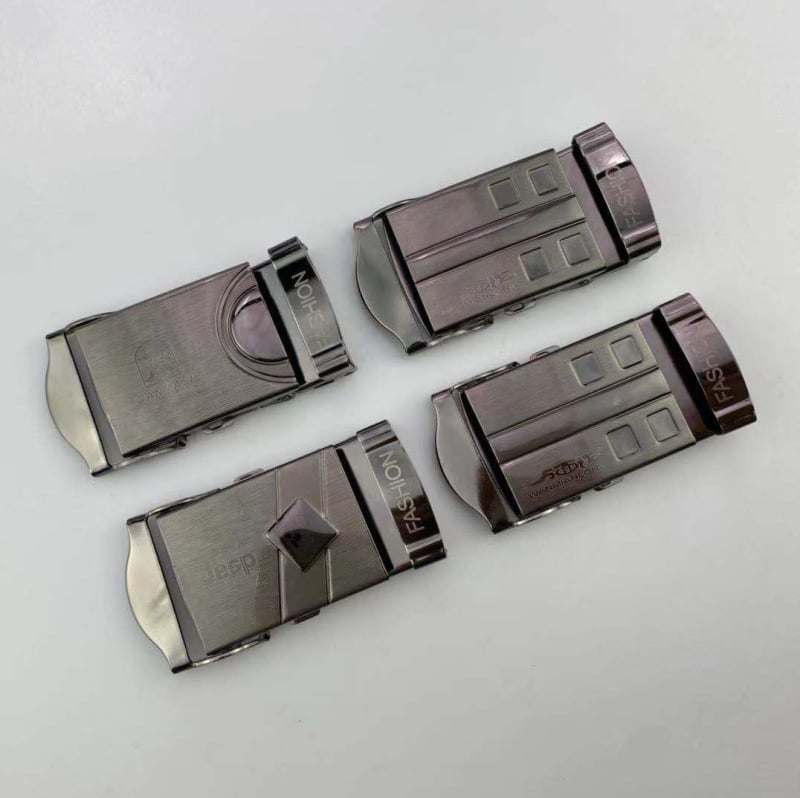 Мъжка метална закопчалка за колан с правоъгълна форма, гладък дизайн, лазерно гравирана и персонализируемо лого.