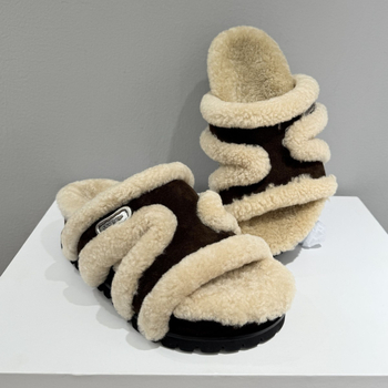 Női szőrös papucs vastag talppal, egypántos kialakítású, felső rész: műszőrmés, gumitalp, ősz 2025