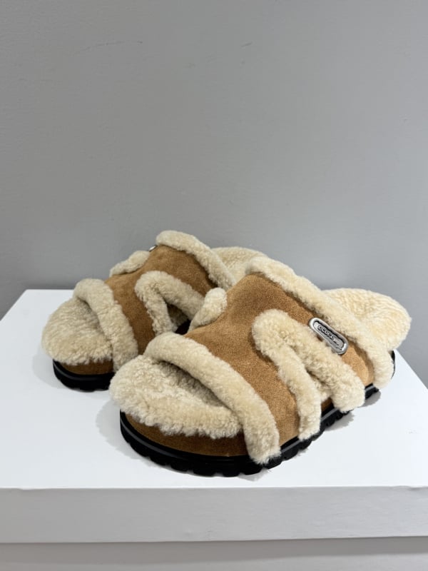 Női szőrös papucs vastag talppal, egypántos kialakítású, felső rész: műszőrmés, gumitalp, ősz 2025