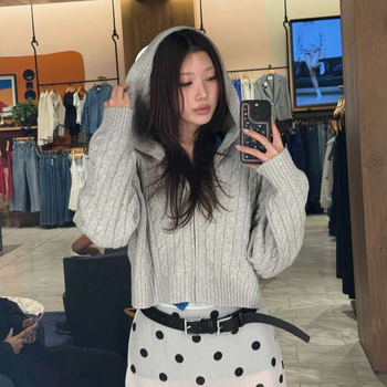 Bőröv rozsdamentes acél csattal és tűcsattal, kézzel készített gyöngyökkel