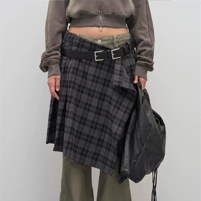 Bőröv rozsdamentes acél csattal és tűcsattal, kézzel készített gyöngyökkel