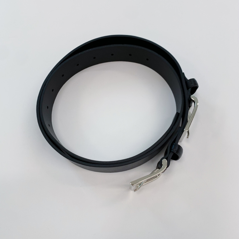 Bőröv rozsdamentes acél csattal és tűcsattal, kézzel készített gyöngyökkel