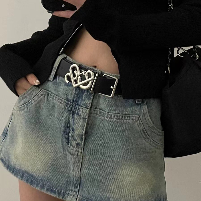 Curea din piele sintetică cu cataramă inimă-cruce, cataramă din aliaj, închidere cu știft, lățime 2-4 cm, finisare: perforare și placare electrolitică