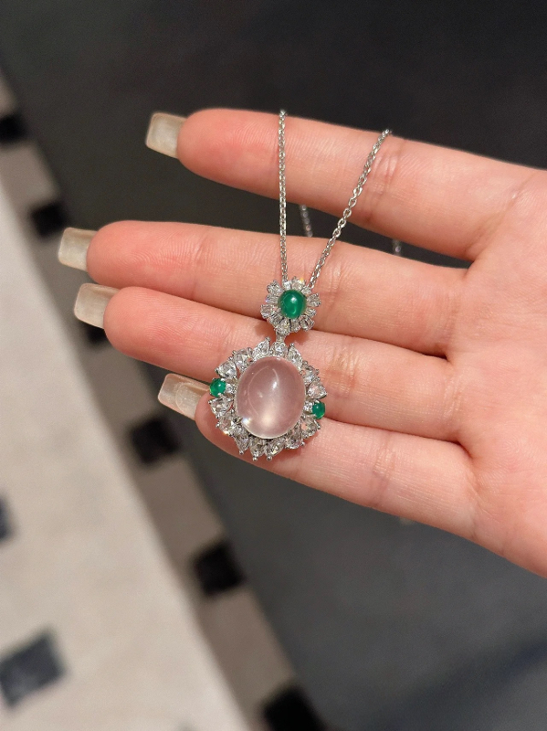 Bakrena ogrlica s U-oblik dizajnom, elektroplatirani završetak, chrysoprase intercolor i ledeni cabochon privjesak