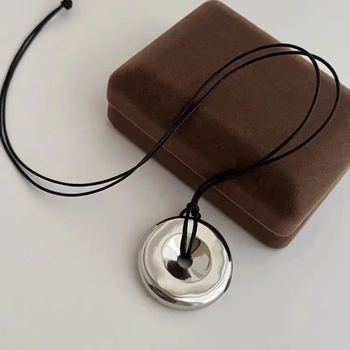 Bakrena ogrlica s kožnim užetom od voskane niti, privjesak od legure, duljina 51–60 cm, geometrijski, unisex