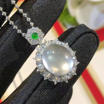 Geometrijski srebrni privjesak na lančiću, oblik golubjeg jajeta, ugradeni jade, debeli platinski premaz