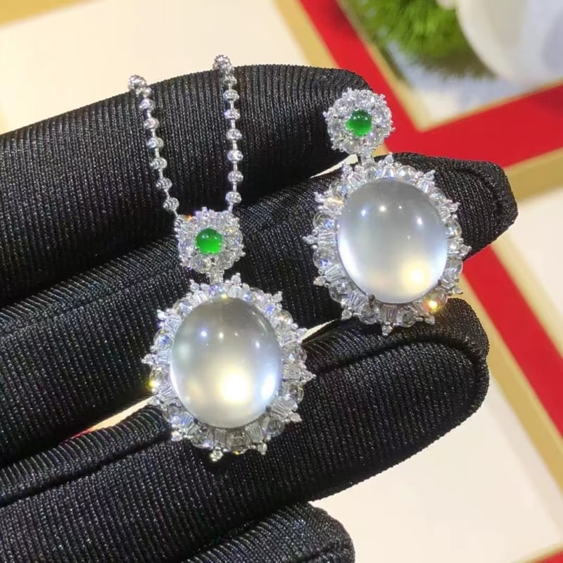 Geometrijski srebrni privjesak na lančiću, oblik golubjeg jajeta, ugradeni jade, debeli platinski premaz
