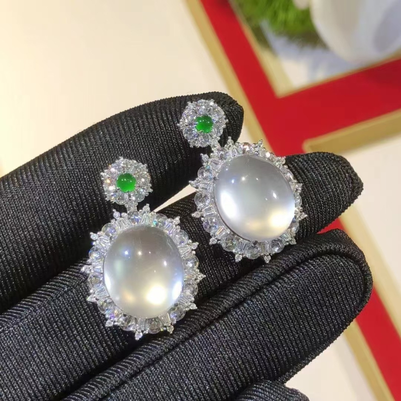 Geometrijski srebrni privjesak na lančiću, oblik golubjeg jajeta, ugradeni jade, debeli platinski premaz