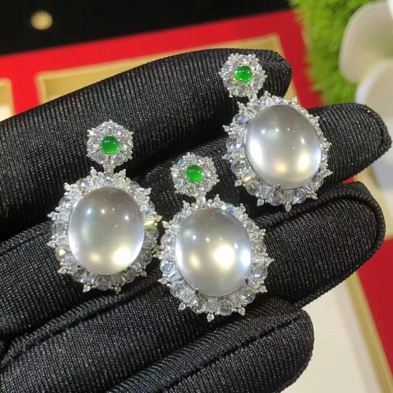 Geometrijski srebrni privjesak na lančiću, oblik golubjeg jajeta, ugradeni jade, debeli platinski premaz