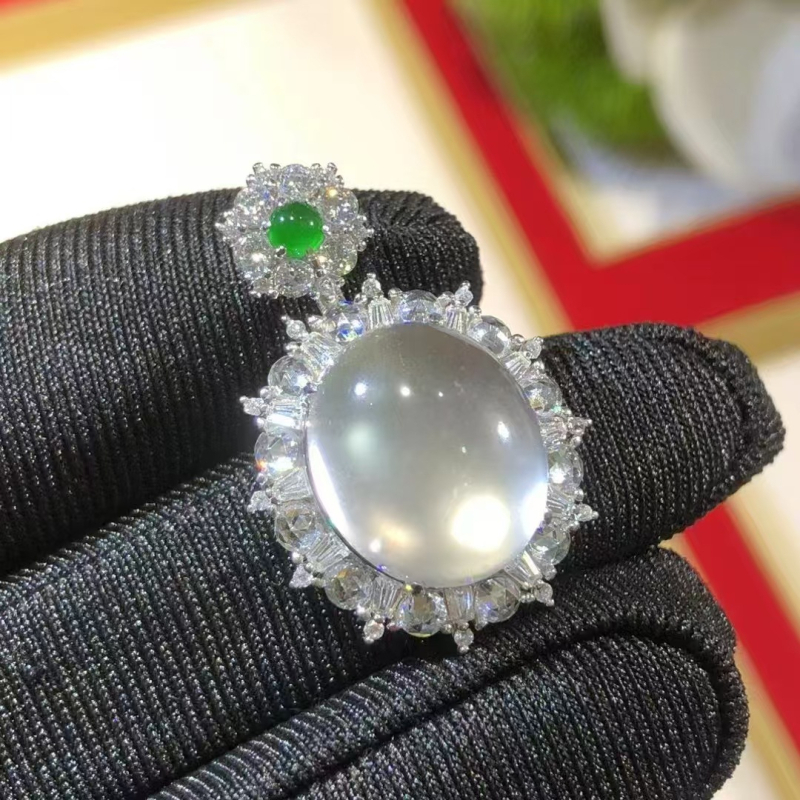 Geometrijski srebrni privjesak na lančiću, oblik golubjeg jajeta, ugradeni jade, debeli platinski premaz