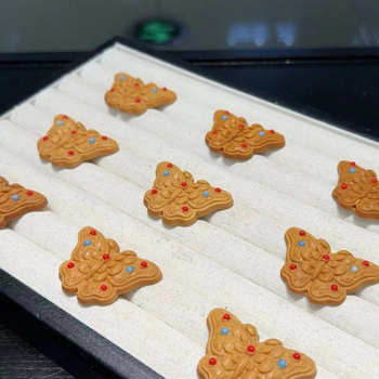 DIY drveni nakit: privjesak i ključa s leptir od sandalovine i ugradnim kamenjem, skulptiran