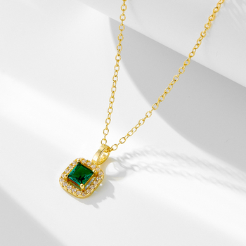 Geometriai négyszögletű medálos nyaklánc smaragdzöld cirkóniával, ezüst 925, keresztlánc, 1.9 g