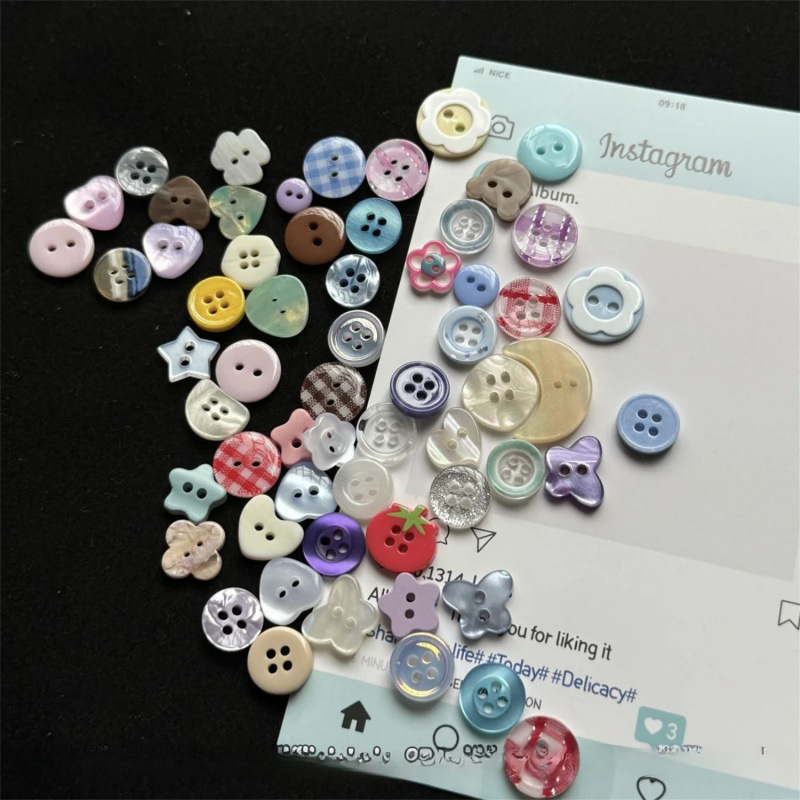 Set DIY nasturi și mărgele într-o cutie misterioasă pentru decorarea caietelor și hainelor; capac din plastic acrilic, legare cu 1 inel, stil simplu de caiet