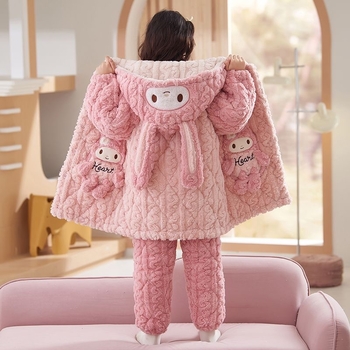 Lányok téli pizsama, háromrétegű tömött quiltelt coral velúr anyagból, hosszú ujjú, kerek nyakú, mesefigurás mintázattal