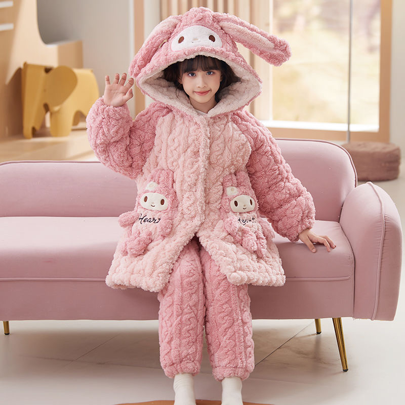 Lányok téli pizsama, háromrétegű tömött quiltelt coral velúr anyagból, hosszú ujjú, kerek nyakú, mesefigurás mintázattal