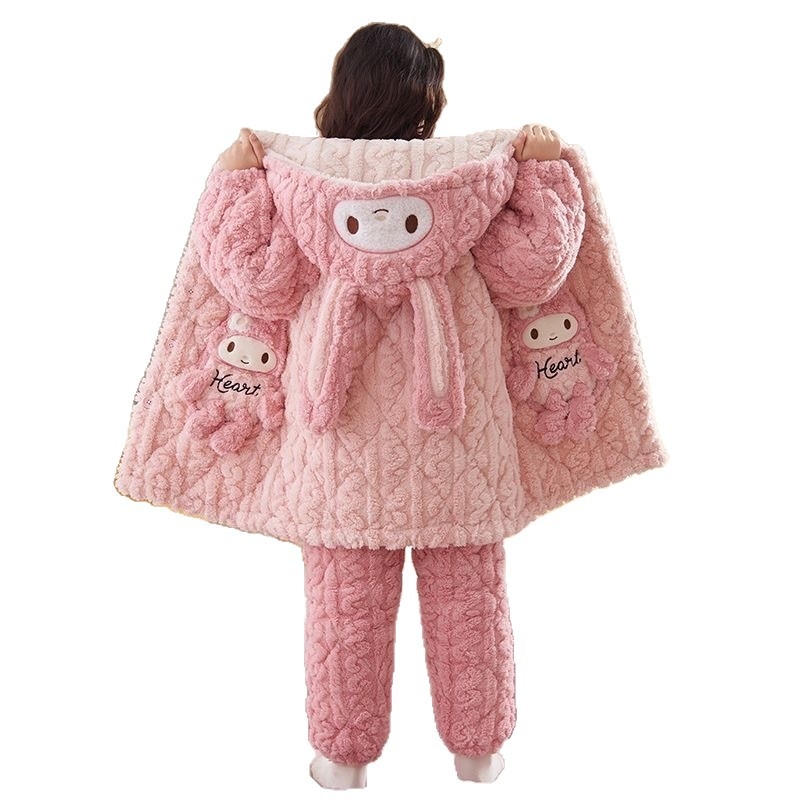 Lányok téli pizsama, háromrétegű tömött quiltelt coral velúr anyagból, hosszú ujjú, kerek nyakú, mesefigurás mintázattal