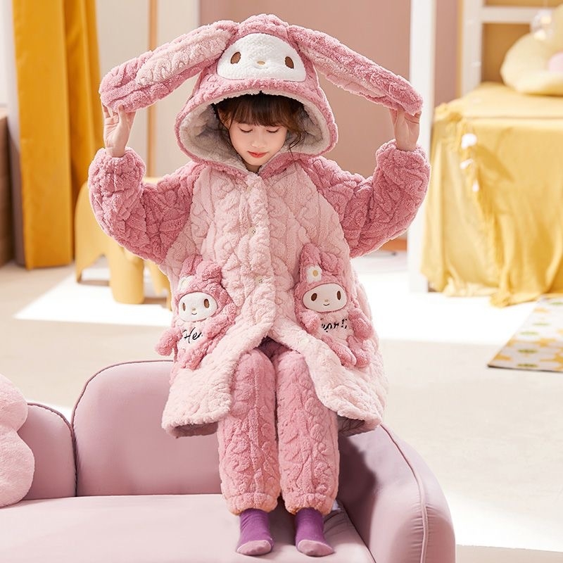 Lányok téli pizsama, háromrétegű tömött quiltelt coral velúr anyagból, hosszú ujjú, kerek nyakú, mesefigurás mintázattal