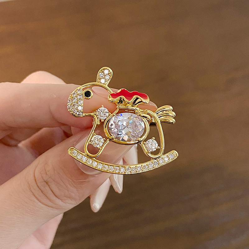 Broš od legure, elegantan životinjski motiv (konj), dizajn jesen 2025, DH4178.