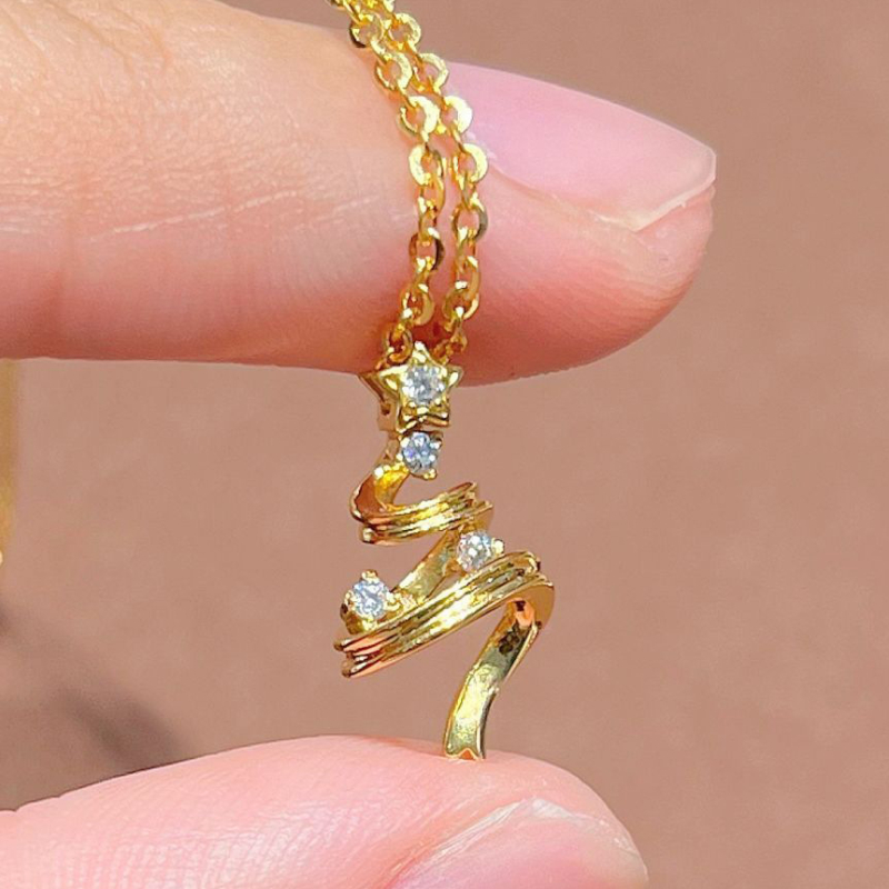 Ogrlica s božićnim drvetom, zvjezdicom i snježnim zvončićem | Materijal: ekološki prihvatljiva bakar, Premaz: elektropliranje, Privjesak: legura, Lanaс: običan lanac, Za žene