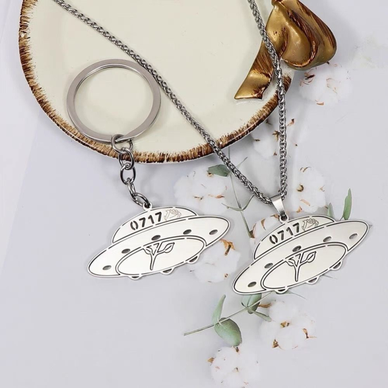 Ogrlica s privjeskom svemirskog broda od titan čelika, s perlovim lancem, duljina 51–60 cm, INS stil, osobni modni stil.