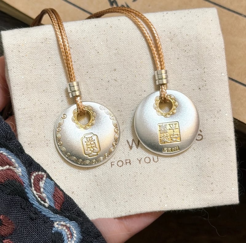 Bakrena ogrlica s privjeskom mira i blagoslovom, geometrijski dizajn, unisex