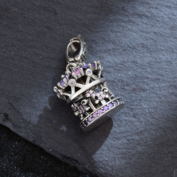 Колие с нишов дизайн, геометрична медна висулка с електроплатирано покритие и карусел с циркони