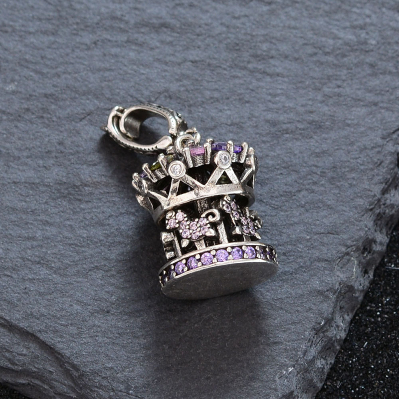 Колие с нишов дизайн, геометрична медна висулка с електроплатирано покритие и карусел с циркони