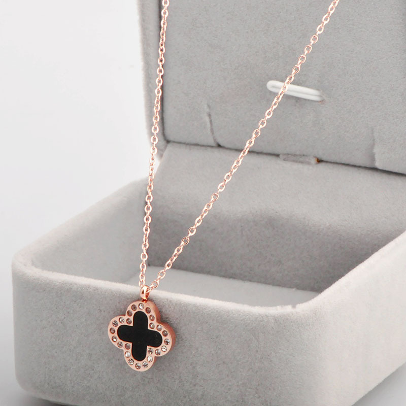 Korejski stil: lanac s usnama i privjeskom četverolistne djeteline – titan čelik, ružičasto zlatno premazivanje, ogrlica ključne kosti