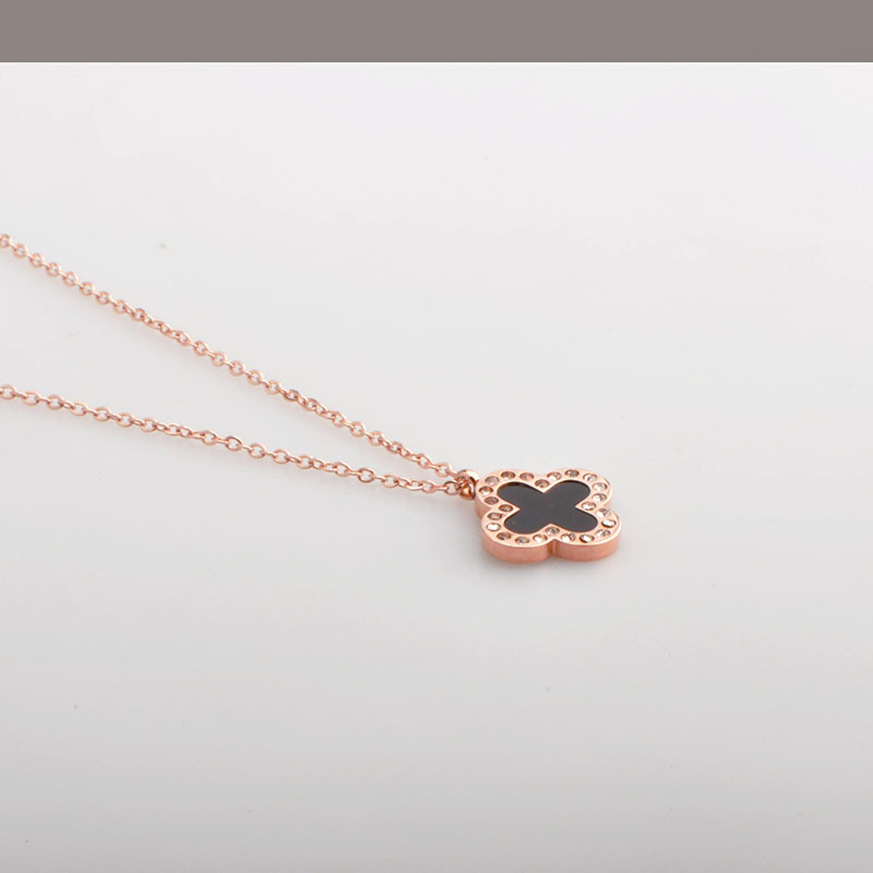 Korejski stil: lanac s usnama i privjeskom četverolistne djeteline – titan čelik, ružičasto zlatno premazivanje, ogrlica ključne kosti