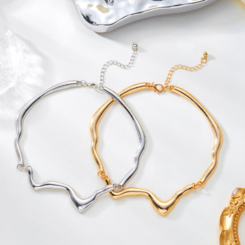 Κολιέ με γεωμετρικό στριφτό σχέδιο (Υλικό: Κράμα Ψευδαργύρου, Σχήμα: Γεωμετρικό, Βάρος: 33 g, Αλυσίδα: Κανονική, Για γυναίκες)