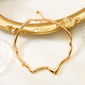 Κολιέ με γεωμετρικό στριφτό σχέδιο (Υλικό: Κράμα Ψευδαργύρου, Σχήμα: Γεωμετρικό, Βάρος: 33 g, Αλυσίδα: Κανονική, Για γυναίκες)