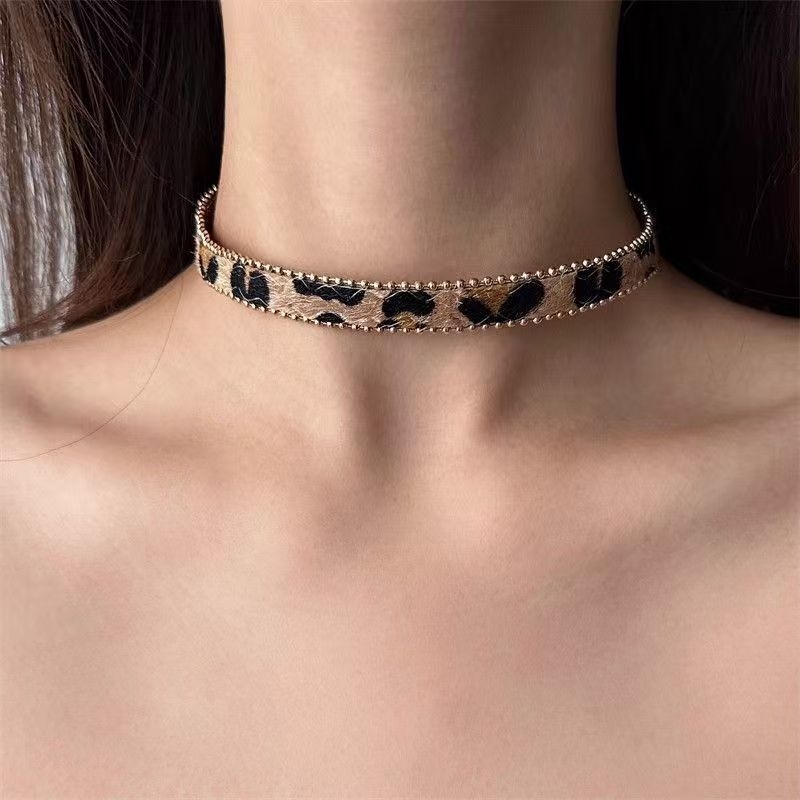 Colier choker cu lanț transversal și materiale mixte, brand Mkmk, formă: Altă, sezon: Vară 2025