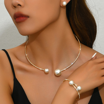 Set de bijuterii: colier pentru claviculă, cercei și brățară; cupru; pandantiv din rhinestones; formă U; lanț gheară