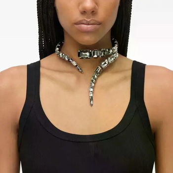 Ģeometriska sakaļķa daudzslāņu kaklarota ar rhinestone kulonu